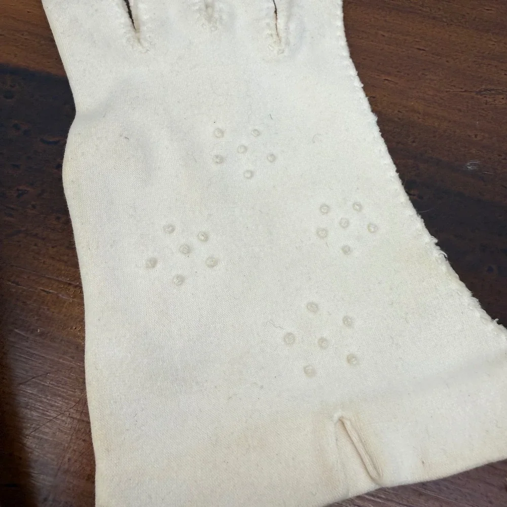 Vintage Cream Whipstitch Wrist Length Gloves Floral Raised Dot Embroidery Fair